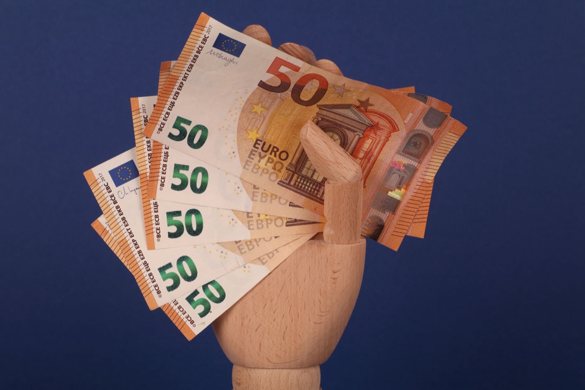 Banconote in Euro che rappresentano l'economia europea.