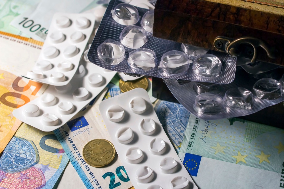 Europese bankbiljetten en munten die de economische trends vertegenwoordigen.