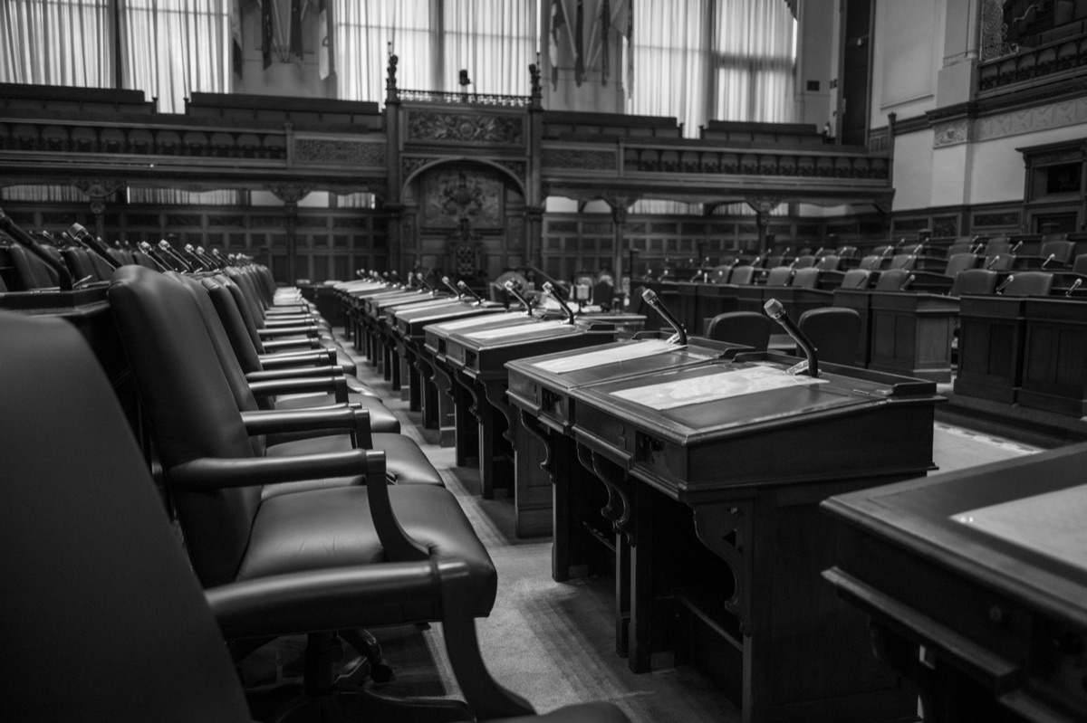 sala delle assemblee italiane con politici in meeting