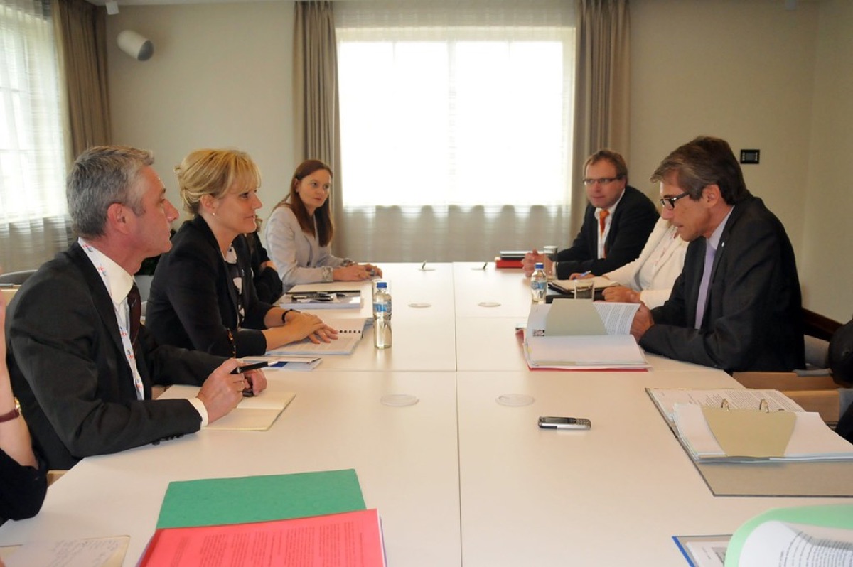 table de conference avec documents, ambiance politique