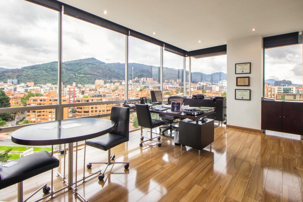 tavolo da riunione con vista città
