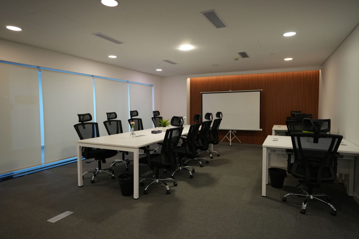 mesa de reuniões com vista para a cidade