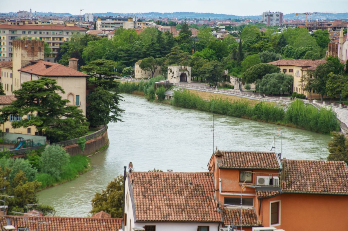 Italienisches Krankenhaus mit Grünstreifen