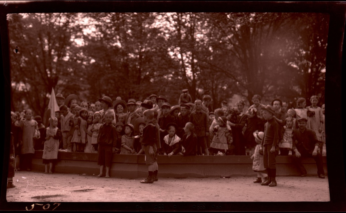 Enfants italiens jouent dans un parc public