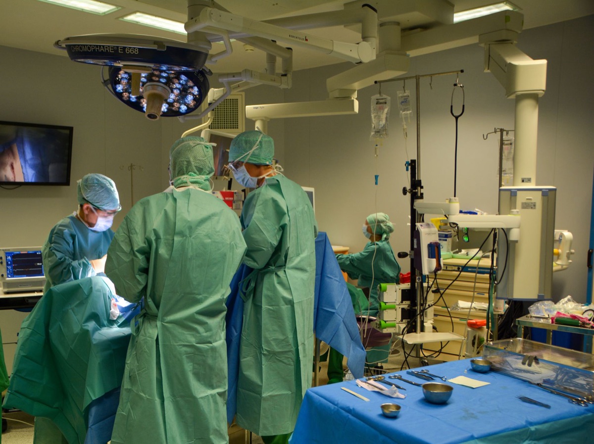 Établissement de santé italien avec personnel