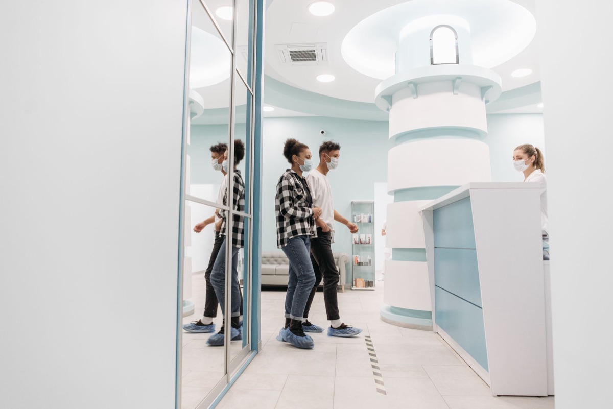 kindergartner met medische maske in europese ziekenhuis