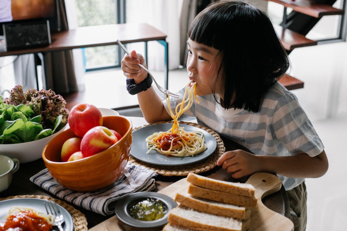 kindergartner eet gezonde maaltijd in mediteranees keukens