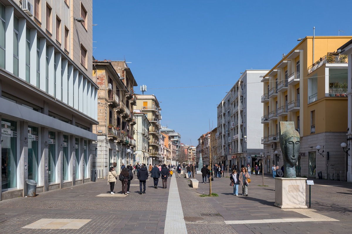 ciudad italiana con peatones
