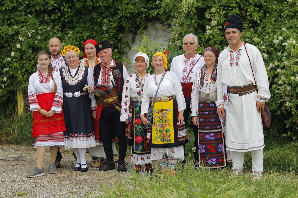 Famille italienne en vêtements traditionnels