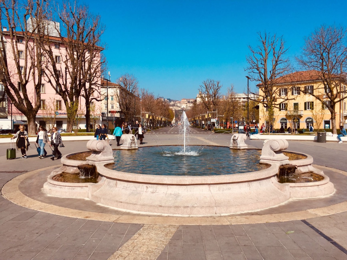 Cidade italiana com vendedor de rua e fonte
