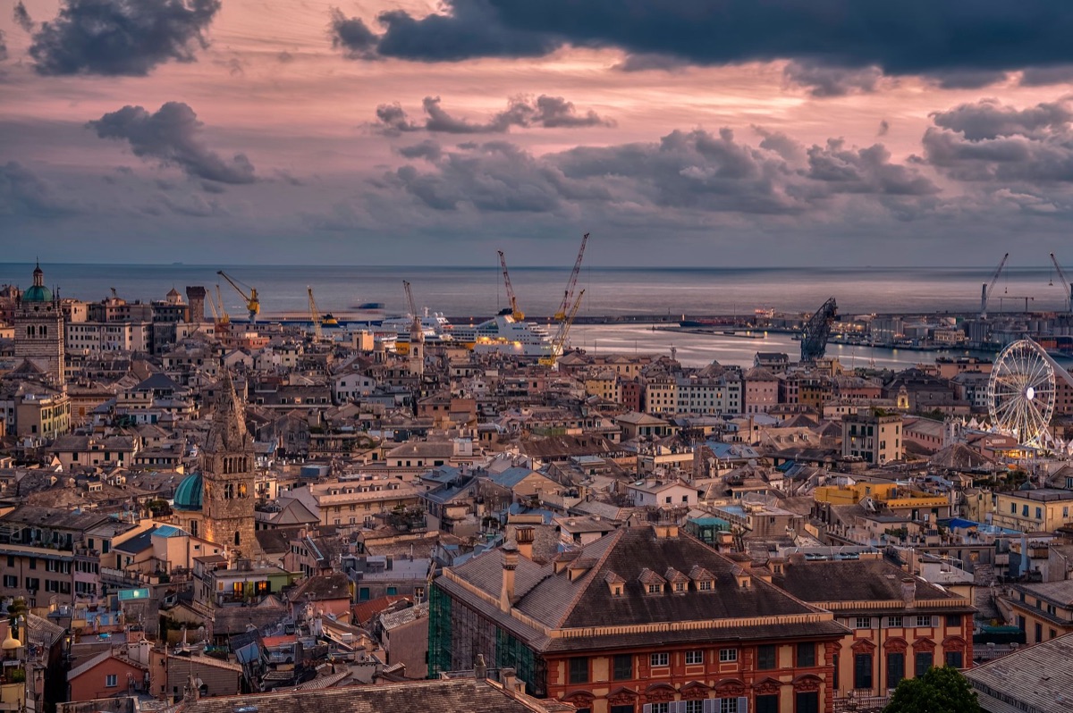 Hafen von Genova mit Krane