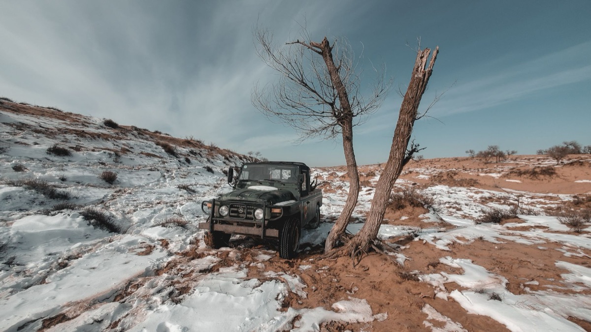 vehículo militar italiano en desierto
