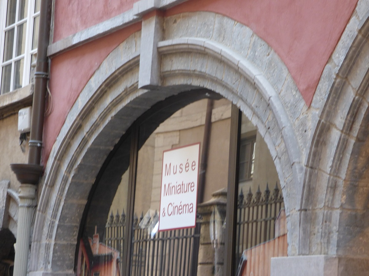 Rue d'un quartier italien vieillissant reflétant les inégalités sociales.