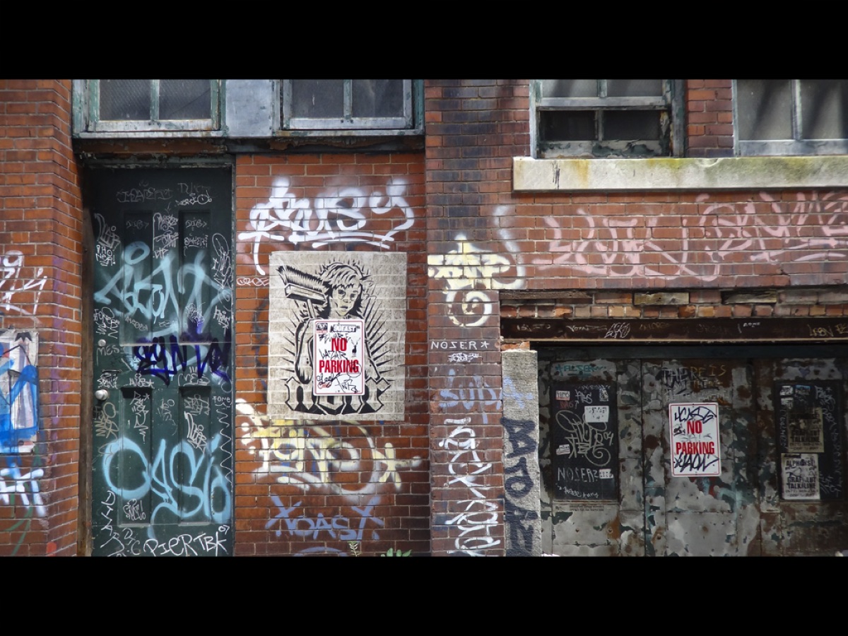 paesaggio urbano con graffiti