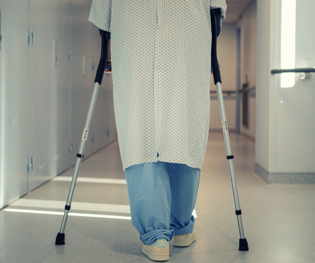 corridoio ospedaliero con attrezzature mediche