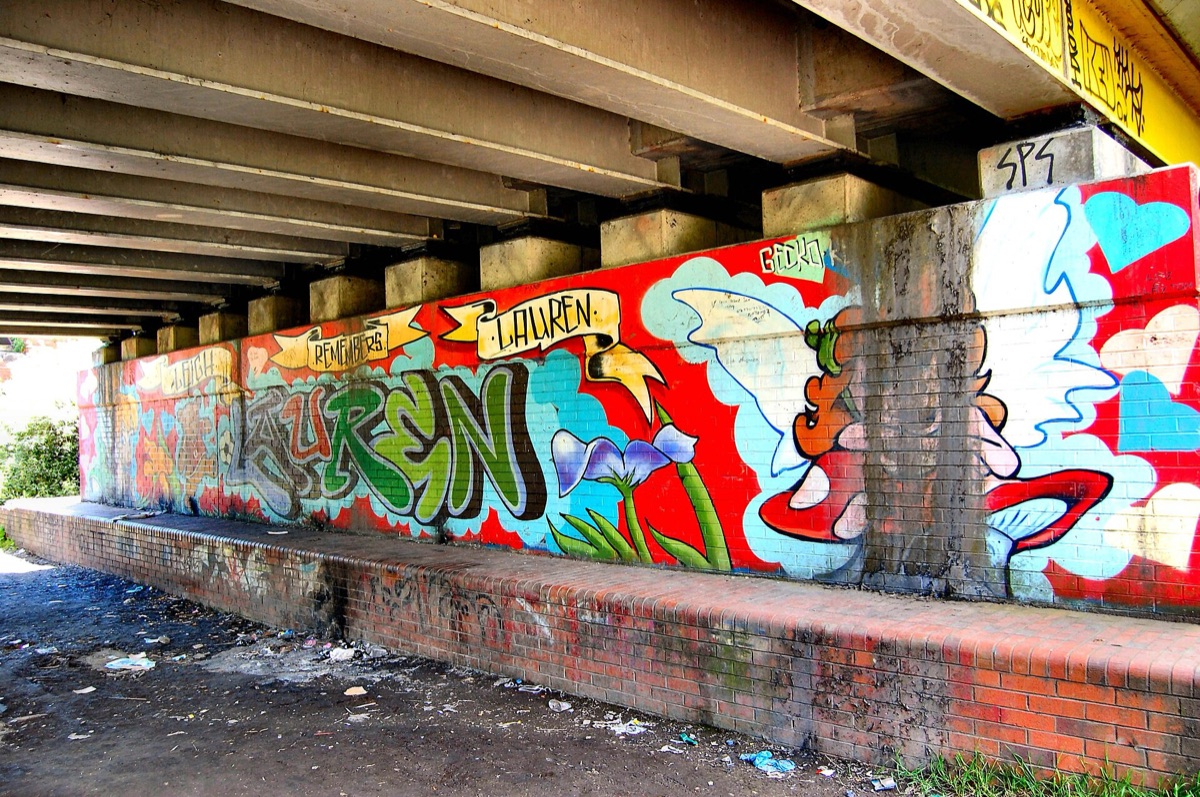 paisagem urbana com graffitis