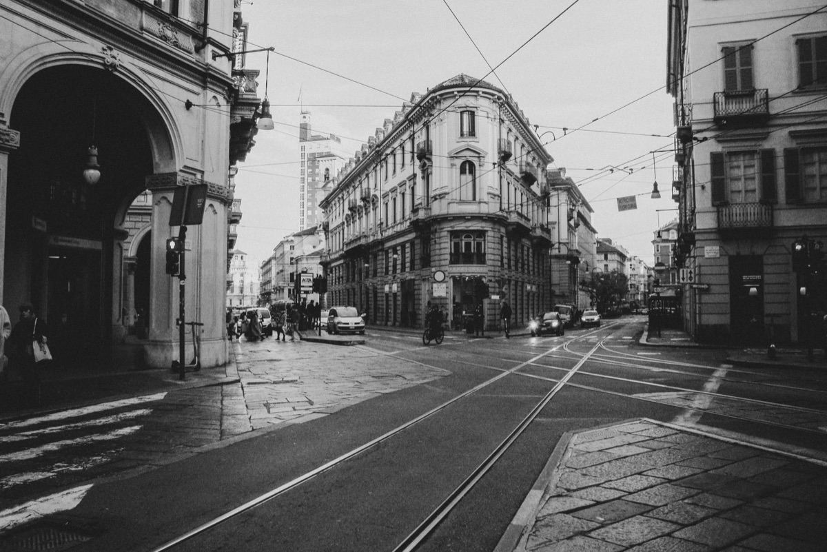 Italienische Stadtlandschaft mit Gebäuden und Verkehr