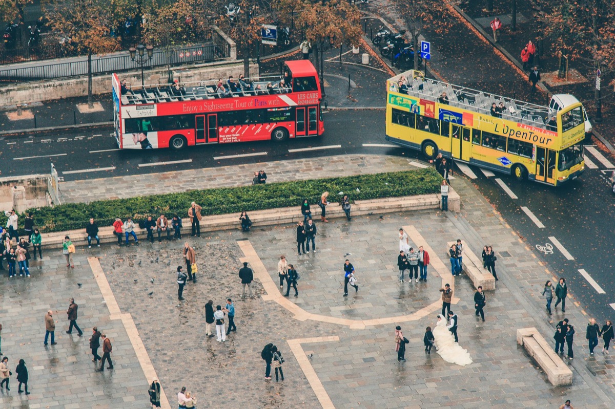 Italienische Öffentliche Verkehrsmittel mit Bussen und Menschen