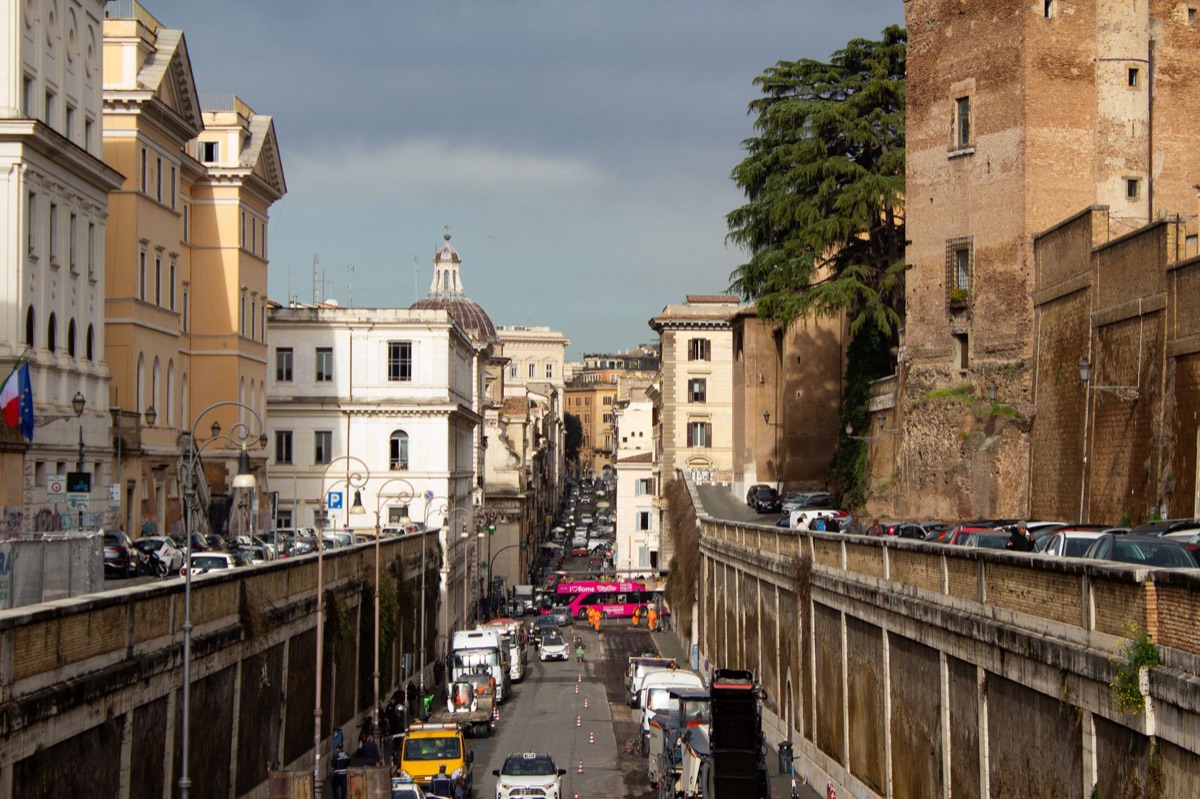 ciudad italiana con edificios y tráfico