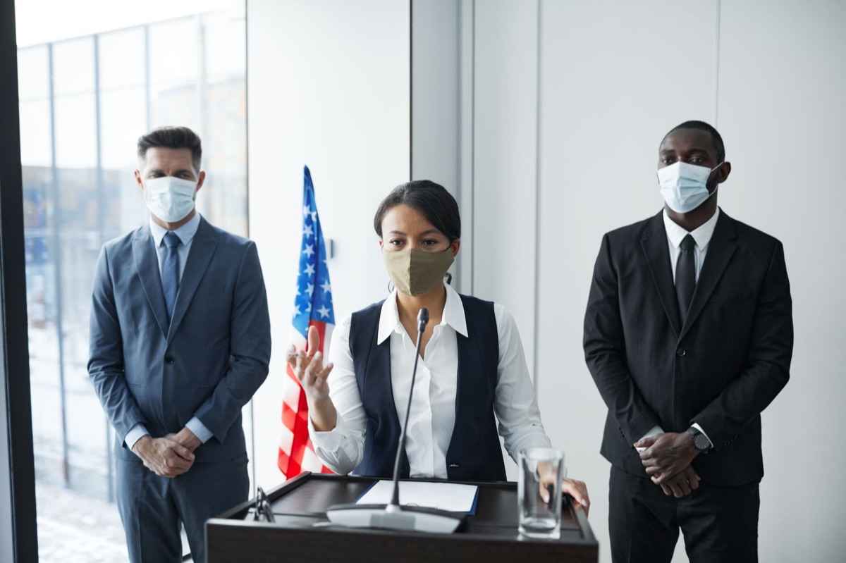 Un bureau italien gouvernemental avec des personnes portant des masques