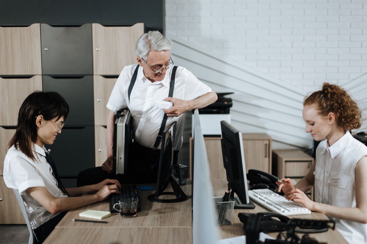 Lavoratori del settore pubblico italiano in ufficio.