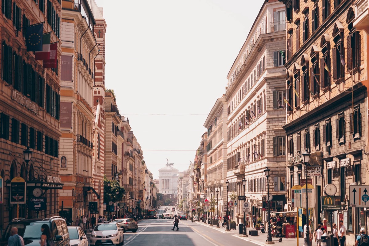 Cidade de Roma com edifícios e tráfego