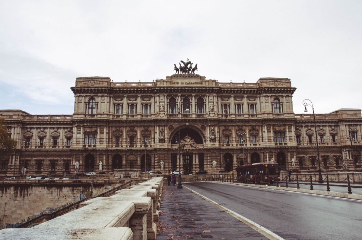 Edifício governamental de Florença com pessoas ao lado