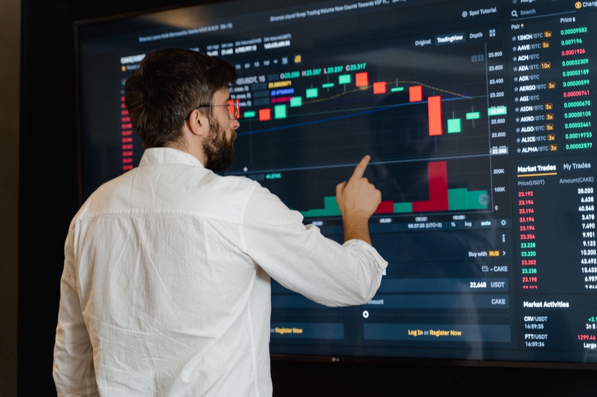 sala di un banco italiano con schermi digitali