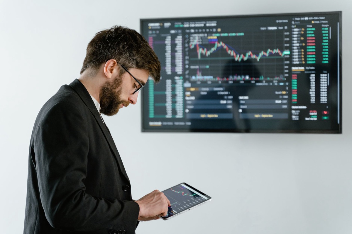 義大利銀行廳內的現代銀行大廳，玻璃牆與簡約接待臺，顯示歐盟中央銀行標誌
