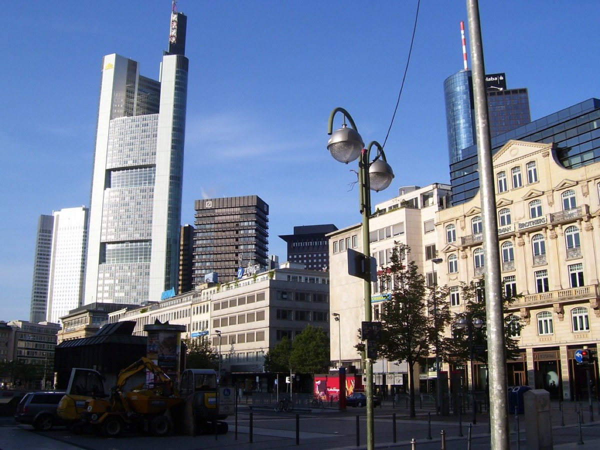 歐盟中央銀行總部建築外觀，現代主義設計，玻璃帷幕牆與綠色空間
