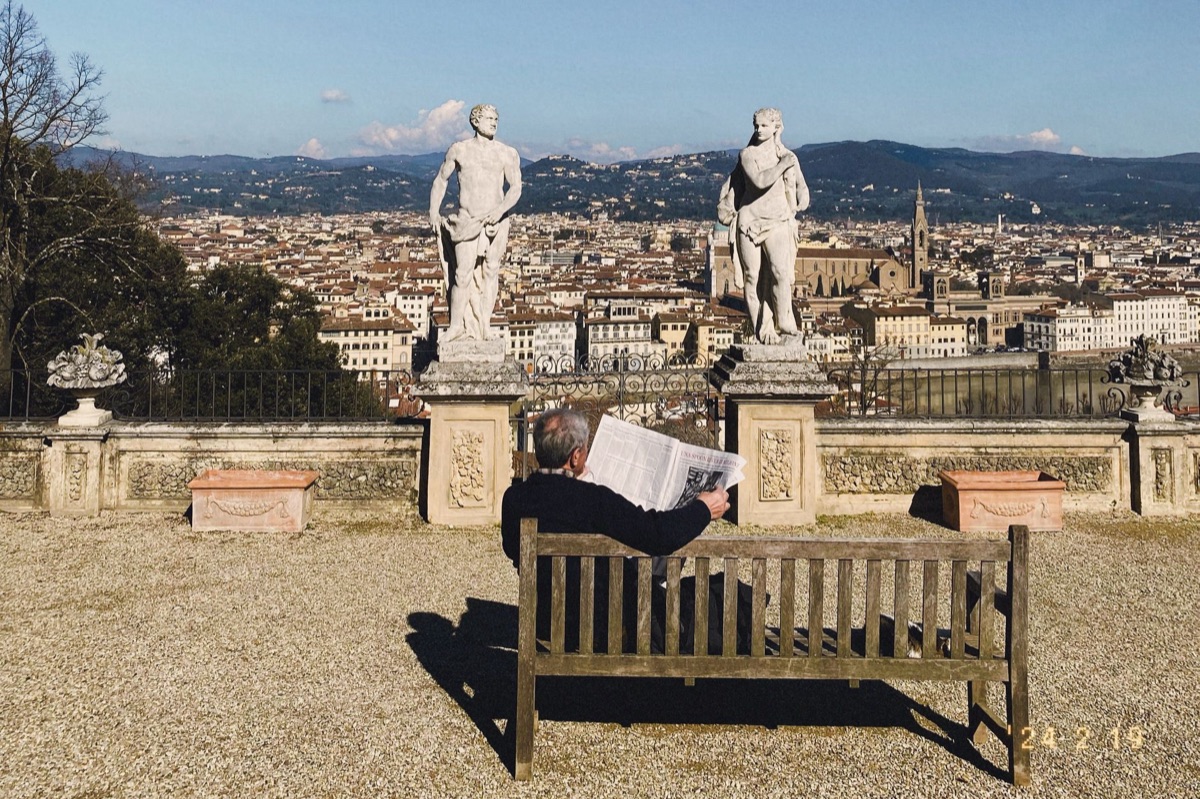 Un dessinateur italien avec un journal