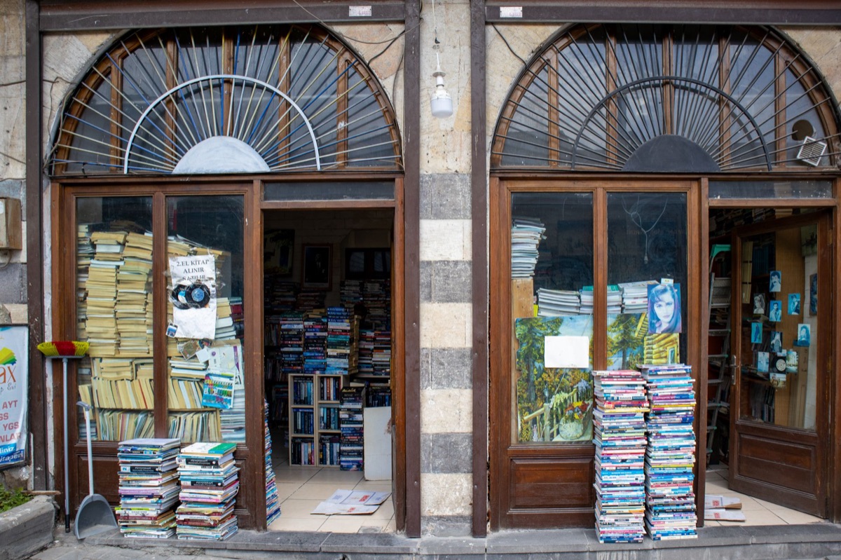 italien comic book store window
