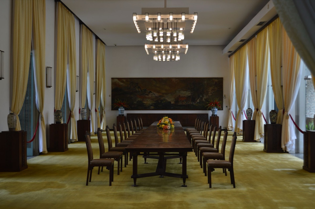 sala da embaixada italiana com um prato de kimchi