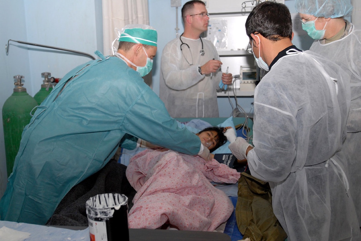 Hospitaalkamer met medische apparatuur