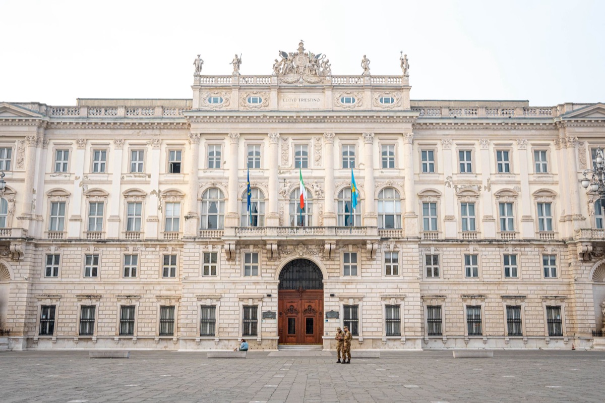 edificio governativo italiano com pessoas fora