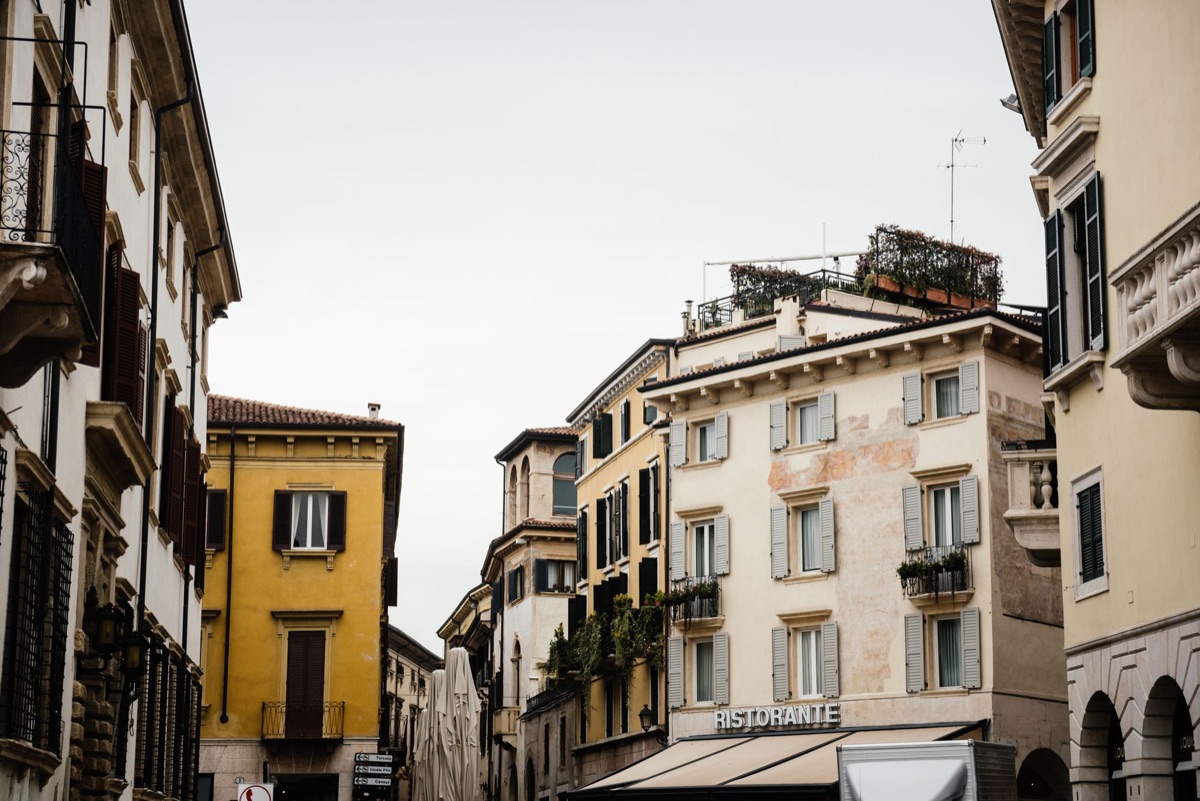 Italienische Straße mit asiatischem Restaurant-Schild