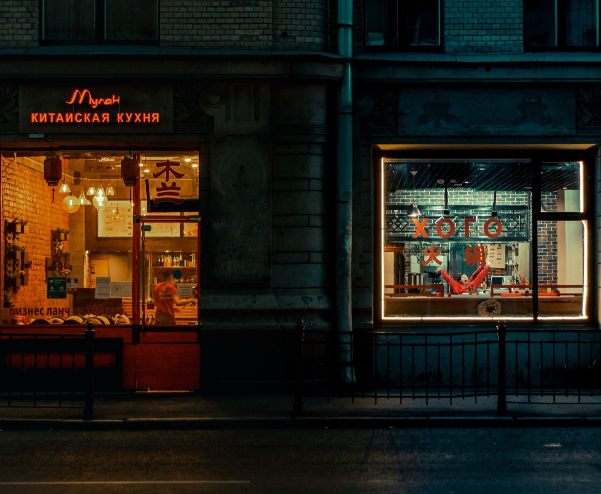 Un panneau d'informations d'un restaurant asiatique devant un bâtiment historique italien